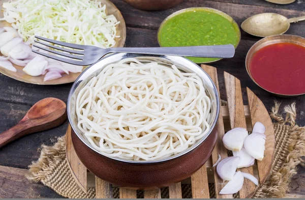 Haşlanmış Chow Mein veya Hakka Erişteleri Ahşap Arkaplanda Chutney ile servis edilir