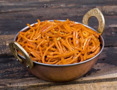 Baharatlı Kızarmış Sebze Chow Mein ayrıca Erişte veya Hakka Eriştesi olarak da bilinir Erişte ve Sebzeli Popüler Doğu Tabağı.