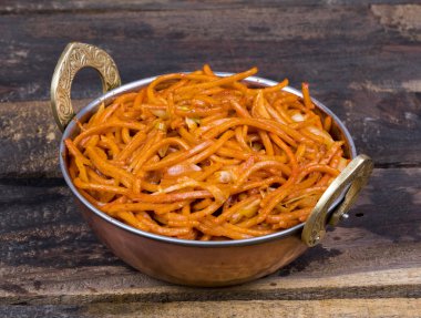 Baharatlı Kızarmış Sebze Chow Mein ayrıca Erişte veya Hakka Eriştesi olarak da bilinir Erişte ve Sebzeli Popüler Doğu Tabağı.