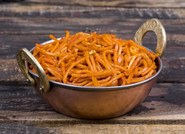 Baharatlı Kızarmış Sebze Chow Mein ayrıca Erişte veya Hakka Eriştesi olarak da bilinir Erişte ve Sebzeli Popüler Doğu Tabağı.