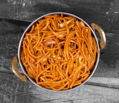 Baharatlı Kızarmış Sebze Chow Mein ayrıca Erişte veya Hakka Eriştesi olarak da bilinir Erişte ve Sebzeli Popüler Doğu Tabağı.