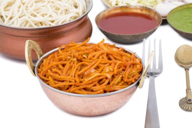 Baharatlı Kızarmış Sebze Chow Mein, Yeşil ve Kırmızı Chutney ile servis edilir ayrıca Erişte veya Hakka Eriştesi olarak da bilinir.