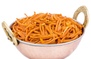 Baharatlı Kızarmış Sebze Chow Mein ayrıca Erişte ya da Hakka Eriştesi olarak da bilinir Erişte ve Sebzeli Popüler Doğu Tabağıdır.