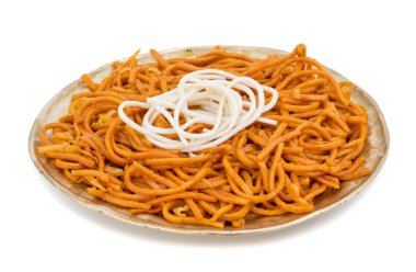 Baharatlı Kızarmış Sebze Chow Mein ayrıca Erişte ya da Hakka Eriştesi olarak da bilinir Erişte ve Sebzeli Popüler Doğu Tabağıdır.