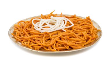 Baharatlı Kızarmış Sebze Chow Mein ayrıca Erişte ya da Hakka Eriştesi olarak da bilinir Erişte ve Sebzeli Popüler Doğu Tabağıdır.