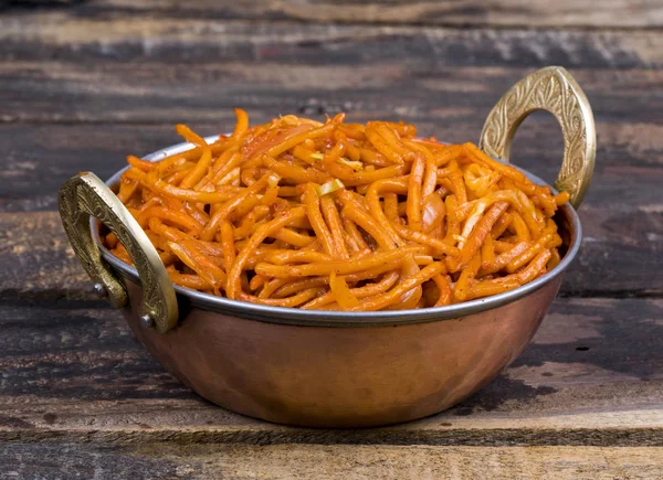 Baharatlı Kızarmış Sebze Chow Mein ayrıca Erişte veya Hakka Eriştesi olarak da bilinir Erişte ve Sebzeli Popüler Doğu Tabağı.