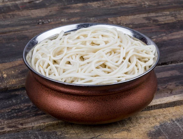 Fideos Chow Mein Hakka Hervidos Sobre Fondo Madera —  Fotos de Stock