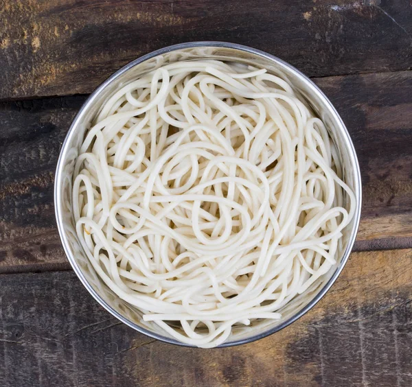 Fideos Chow Mein Hakka Hervidos Sobre Fondo Madera —  Fotos de Stock