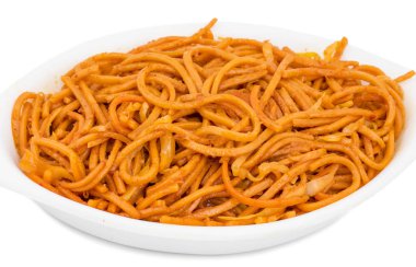 Baharatlı Kızarmış Sebze Chow Mein ayrıca Erişte ya da Hakka Eriştesi olarak da bilinir Erişte ve Sebzeli Popüler Doğu Tabağıdır.