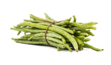 Yeşil Fasulye Yığını Beyaz Arkaplanda İzole Edilmiş Kuru Fasulye ya da Çalı Fasulyesi