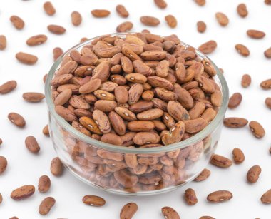 Kırmızı Böbrek Fasulyesi, Beyaz Arkaplan 'da izole edilmiş Azuki Fasulyesi ya da Rajma Tohumu olarak da bilinir.