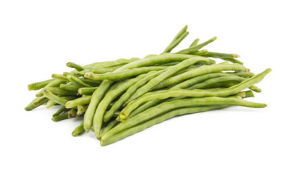 緑の豆のヒープまた 白の背景に隔離されたスナップ豆やストリング豆と呼ばれる — ストック写真
