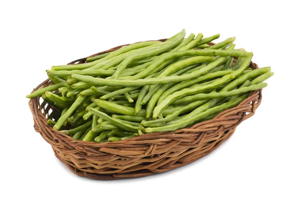 バスケット内の緑の豆また 白の背景に隔離されたスナップ豆またはストリング豆と呼ばれる — ストック写真