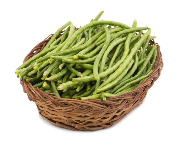 バスケット内の緑の豆また 白の背景に隔離されたスナップ豆またはストリング豆と呼ばれる — ストック写真