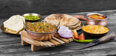 Hint mutfağı Sev Tamaeta ya da Sev Tameta da Chapati, Papad, Onion ya da Raita ile servis edilir. Domatesli ve soğan soslu, ahşap masa üzerinde baharatlı Sev soslu.