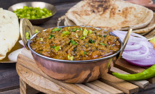 Hint mutfağı Sev Tamaeta ya da Sev Tameta da Chapati, Papad, Onion ya da Raita ile servis edilir. Domatesli ve soğan soslu, ahşap masa üzerinde baharatlı Sev soslu.