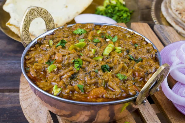 Hint mutfağı Sev Tamaeta ya da Sev Tameta da Chapati, Papad, Onion ya da Raita ile servis edilir. Domatesli ve soğan soslu, ahşap masa üzerinde baharatlı Sev soslu.