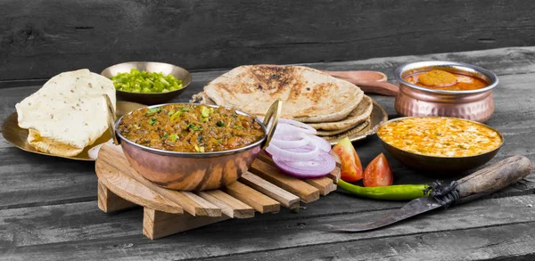 Hint mutfağı Sev Tamaeta ya da Sev Tameta da Chapati, Papad, Onion ya da Raita ile servis edilir. Domatesli ve soğan soslu, ahşap masa üzerinde baharatlı Sev soslu.