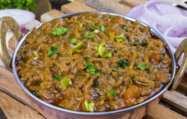 Hint mutfağı Sev Tamaeta ya da Sev Tameta da Chapati, Papad, Onion ya da Raita ile servis edilir. Domatesli ve soğan soslu, ahşap masa üzerinde baharatlı Sev soslu.