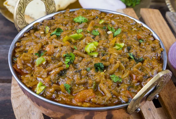 Hint mutfağı Sev Tamaeta ya da Sev Tameta da Chapati, Papad, Onion ya da Raita ile servis edilir. Domatesli ve soğan soslu, ahşap masa üzerinde baharatlı Sev soslu.