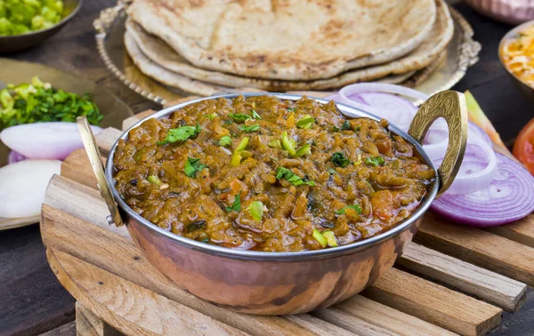 Hint mutfağı Sev Tamaeta ya da Sev Tameta da Chapati, Papad, Onion ya da Raita ile servis edilir. Domatesli ve soğan soslu, ahşap masa üzerinde baharatlı Sev soslu.