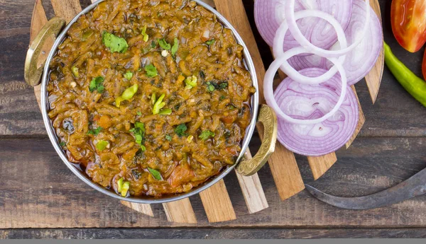 Hint mutfağı Sev Tamaeta ya da Sev Tameta da Chapati, Papad, Onion ya da Raita ile servis edilir. Domatesli ve soğan soslu, ahşap masa üzerinde baharatlı Sev soslu.