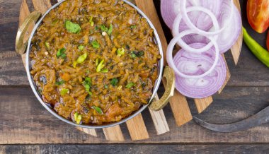 Hint mutfağı Sev Tamaeta ya da Sev Tameta da Chapati, Papad, Onion ya da Raita ile servis edilir. Domatesli ve soğan soslu, ahşap masa üzerinde baharatlı Sev soslu.