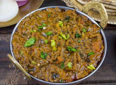 Hint mutfağı Sev Tamaeta ya da Sev Tameta da Chapati, Papad, Onion ya da Raita ile servis edilir. Domatesli ve soğan soslu, ahşap masa üzerinde baharatlı Sev soslu.