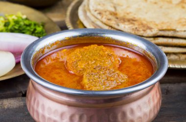 Hint Geleneksel Mutfağı Gatta Curry ayrıca Gatte ki Sabji ya da Besan Gatta olarak da bilinir Chapati, Soğan, Raita ya da Papad ile birlikte sunulan Rajasthan ünlü yemeğidir.