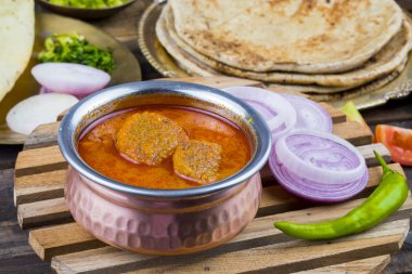 Hint Geleneksel Mutfağı Gatta Curry ayrıca Gatte ki Sabji ya da Besan Gatta olarak da bilinir Chapati, Soğan, Raita ya da Papad ile birlikte sunulan Rajasthan ünlü yemeğidir.