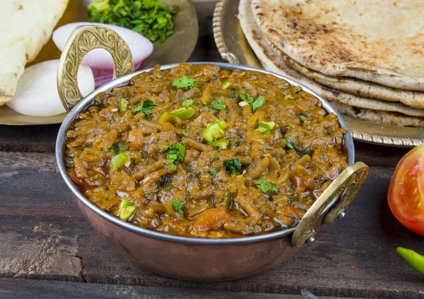 Hint mutfağı Sev Tamaeta ya da Sev Tameta da Chapati, Papad, Onion ya da Raita ile servis edilir. Domatesli ve soğan soslu, ahşap masa üzerinde baharatlı Sev soslu.