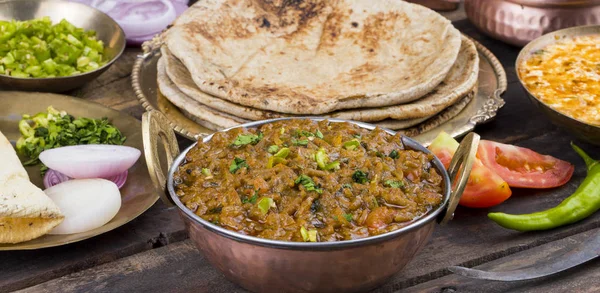 Hint mutfağı Sev Tamaeta ya da Sev Tameta da Chapati, Papad, Onion ya da Raita ile servis edilir. Domatesli ve soğan soslu, ahşap masa üzerinde baharatlı Sev soslu.