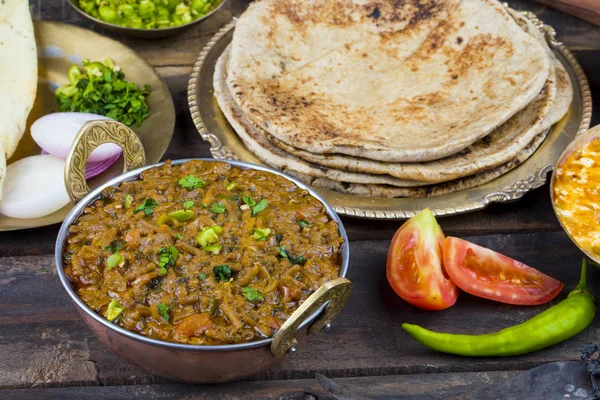 Hint mutfağı Sev Tamaeta ya da Sev Tameta da Chapati, Papad, Onion ya da Raita ile servis edilir. Domatesli ve soğan soslu, ahşap masa üzerinde baharatlı Sev soslu.