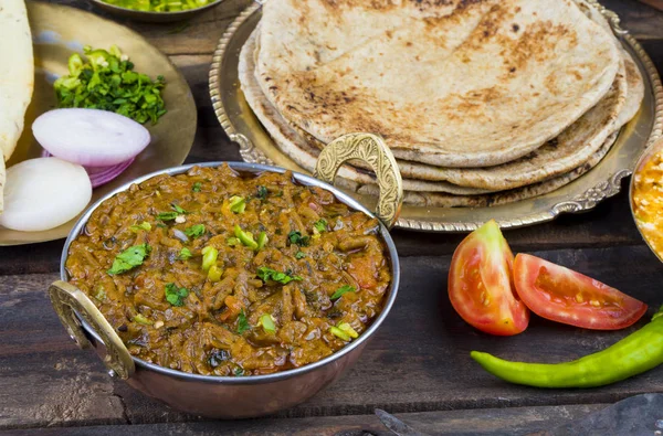 Hint mutfağı Sev Tamaeta ya da Sev Tameta da Chapati, Papad, Onion ya da Raita ile servis edilir. Domatesli ve soğan soslu, ahşap masa üzerinde baharatlı Sev soslu.