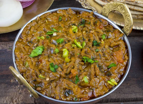 Hint mutfağı Sev Tamaeta ya da Sev Tameta da Chapati, Papad, Onion ya da Raita ile servis edilir. Domatesli ve soğan soslu, ahşap masa üzerinde baharatlı Sev soslu.