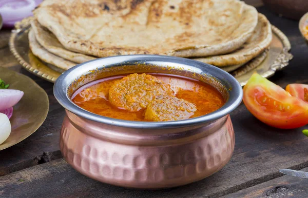 印度传统烹饪咖哩 Indian Traditional Cuisine Gatta Curry 又名Gatte Sabji或Besan Gatta 是一种拉贾斯坦邦著名的食物 — 图库照片