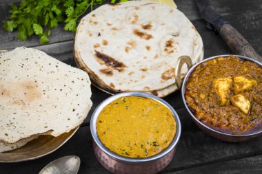 Hint Vejetaryen Mutfağı Dal Makhani, Dal Makhni ya da Daal Makhani olarak da bilinir, Pencap 'tan getirilmiş, siyah mercimek, kırmızı böbrek fasulyesi, tereyağı ve kremayla pişirilmiş popüler bir yemektir. Eski Ahşap Arkaplanda