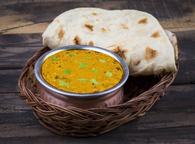 Hint Vejetaryen Mutfağı Dal Makhani, Dal Makhni ya da Daal Makhani olarak da bilinir, Pencap 'tan getirilmiş, siyah mercimek, kırmızı böbrek fasulyesi, tereyağı ve kremayla pişirilmiş popüler bir yemektir. Eski Ahşap Arkaplanda