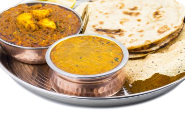 Hint Geleneksel Thali Food Dal Makhani Chapati, Papad, Kadai Paneer veya Lemon Also Know ile birlikte Dal Makhni veya Daal Makhani olarak hizmet vermektedir. Beyaz Arkaplanda izole edilmiş