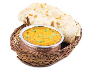 Hint Vejetaryen Mutfağı Dal Makhani, Dal Makhni ya da Daal Makhani olarak da bilinir, Pencap 'tan getirilmiş, siyah mercimek, kırmızı böbrek fasulyesi, tereyağı ve kremayla pişirilmiş popüler bir yemektir. Beyaz Arkaplanda izole edilmiş
