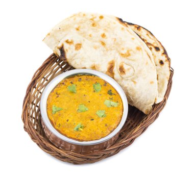 Hint Vejetaryen Mutfağı Dal Makhani, Dal Makhni ya da Daal Makhani olarak da bilinir, Pencap 'tan getirilmiş, siyah mercimek, kırmızı böbrek fasulyesi, tereyağı ve kremayla pişirilmiş popüler bir yemektir. Beyaz Arkaplanda izole edilmiş