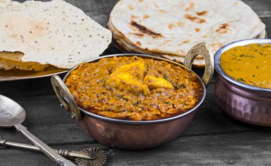 Hint Yemeği Kadai Paneer Dal Makhani, Tandoori veya Papad ile servis edilir ayrıca Kadhai Paneer ya da Karahi Paneer olarak da adlandırılır Baharatlı Paneer Peyniri üzerine baharatlı sos servis edilir.