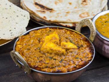 Hint Yemeği Kadai Paneer Dal Makhani, Tandoori veya Papad ile servis edilir ayrıca Kadhai Paneer ya da Karahi Paneer olarak da adlandırılır Baharatlı Paneer Peyniri üzerine baharatlı sos servis edilir.