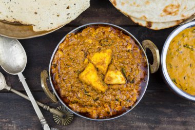 Hint Yemeği Kadai Paneer Dal Makhani, Tandoori veya Papad ile servis edilir ayrıca Kadhai Paneer ya da Karahi Paneer olarak da adlandırılır Baharatlı Paneer Peyniri üzerine baharatlı sos servis edilir.