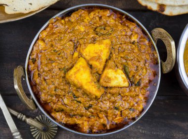 Hint Yemeği Kadai Paneer Dal Makhani, Tandoori veya Papad ile servis edilir ayrıca Kadhai Paneer ya da Karahi Paneer olarak da adlandırılır Baharatlı Paneer Peyniri üzerine baharatlı sos servis edilir.