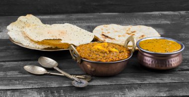 Hint Yemeği Kadai Paneer Dal Makhani, Tandoori veya Papad ile servis edilir ayrıca Kadhai Paneer ya da Karahi Paneer olarak da adlandırılır Baharatlı Paneer Peyniri üzerine baharatlı sos servis edilir.