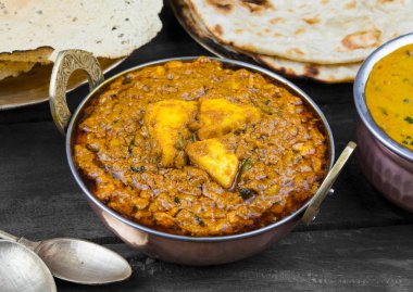 Hint Yemeği Kadai Paneer Dal Makhani, Tandoori veya Papad ile servis edilir ayrıca Kadhai Paneer ya da Karahi Paneer olarak da adlandırılır Baharatlı Paneer Peyniri üzerine baharatlı sos servis edilir.