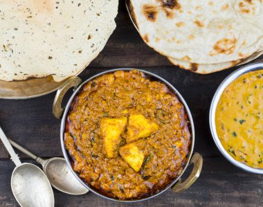 Hint Yemeği Kadai Paneer Dal Makhani, Tandoori veya Papad ile servis edilir ayrıca Kadhai Paneer ya da Karahi Paneer olarak da adlandırılır Baharatlı Paneer Peyniri üzerine baharatlı sos servis edilir.