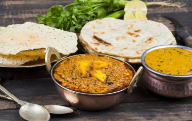 Hint Yemeği Kadai Paneer Dal Makhani, Tandoori veya Papad ile servis edilir ayrıca Kadhai Paneer ya da Karahi Paneer olarak da adlandırılır Baharatlı Paneer Peyniri üzerine baharatlı sos servis edilir.