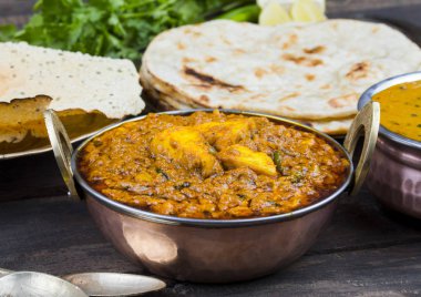 Hint Yemeği Kadai Paneer Dal Makhani, Tandoori veya Papad ile servis edilir ayrıca Kadhai Paneer ya da Karahi Paneer olarak da adlandırılır Baharatlı Paneer Peyniri üzerine baharatlı sos servis edilir.